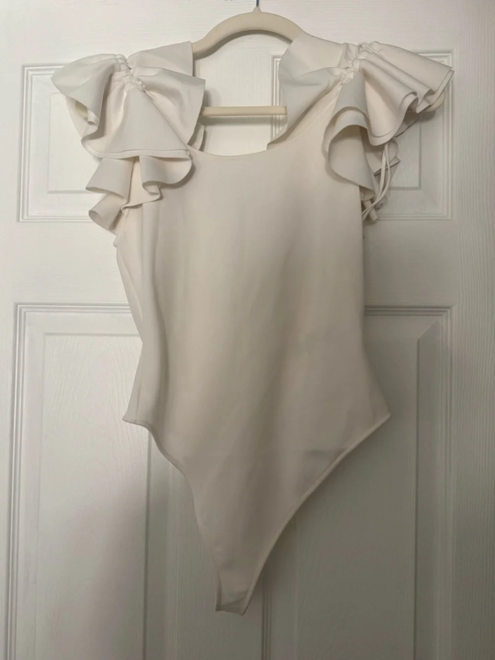 Alice + Olivia Ivory Ruffle Shoulder Bodysuit Size Small NWOT - Picture 6 of 6